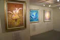 龍や神話、菩薩などをモチーフにした色鮮やかな陶彩画を展示。「草場一...