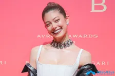 森星、大胆コーデで美バスト＆美背中披露　6年の時を経ての受賞は「とても感慨深い」