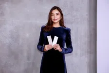 滝沢眞規子が初プロデュースしたニュアンスカラーレンズを発表！カラコンでメイクの引き算