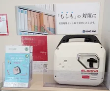 震災を機にプロダクトされたポータブル発電機。全国11カ所に設置し「災害時にそこに行けば電気が使える」発電ステーションに