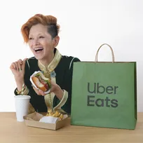 夏木マリ、新CMで進歩的な義母に！慌てる夫婦に「Uber Eatsで、いーんじゃない?」