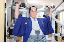 松平健、殿様姿での筋トレに周囲ざわつく！専用の「白馬クロスバイク」に笑顔