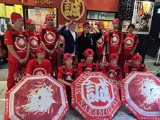 「中本集団」がスクランブル交差点をゲリラ行進！ 記念オリジナルグッズお披露目企画を実施