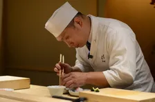 ミシュラン一つ星の名店「乃木坂しん」がリニューアルオープン。細部にまでこだわった店舗デザインで食材や人との出会いの場を表現