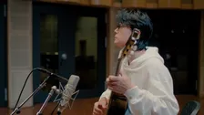 日本生命の新CM楽曲に込めた想いを福山雅治が語る動画「スペシャルメッセージ 〜 Walking with you 〜」が配信開始