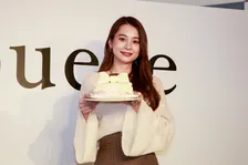 Niki「Louere」1周年記念イベントに登壇、サプライズバースデーケーキに喜び