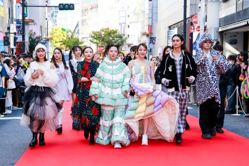 渋谷のど真ん中で路上ランウェイショー「渋谷ファッションウィーク」開催