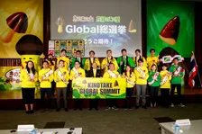 「きのこの山」のワイヤレスイヤホンが開発決定!きのこたけのこ「どっち派」文化、海外進出を目指す