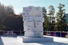 リンク内には「中銀カプセルタワービル」のオブジェを設置。屋上庭園 GINZA SIXガーデンにスケートリンクが今年もオープン！