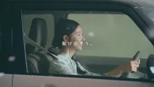 Aimerの最新曲「Overdrive」を起用したスズキ「Lapin」の WEB ムービーが公開。新生活を始めた女性の姿を描く