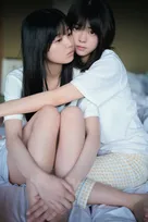 冨里奈央＆五百城茉央の“なおまお”コンビによる「寝起きの不意打ち」カットを先行公開！「乃木坂 46」5 期生写真集が発売！