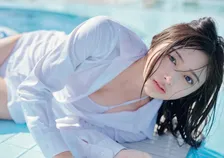 乃木坂46の5期生写真集「あの頃、乃木坂にいた」より井上和のプールサイドカットが解禁！まるで人魚のような美しい一枚に