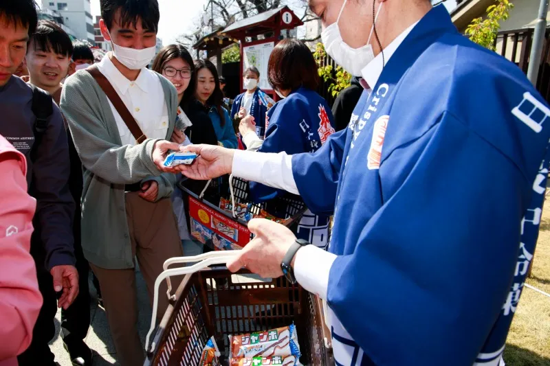 チョコモナカジャンボ2万個を浅草寺で無償配布！訪日客が日本独自のアイ...