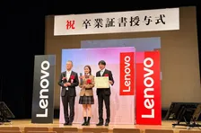 地球環境を考える在校生代表として村重杏奈さんが卒業証書を授与！レノボ主催「デバイスたちの卒業式」でサステナブルな暮らしについて考える