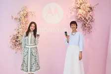 谷まりあ、前田有紀が今年のお花見に期待する“自由自在の自撮りスマホ”って？