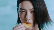 三吉彩花、無邪気な素顔からクールに変身！「ほんとに同一人物!?」と撮影現場どよめく
