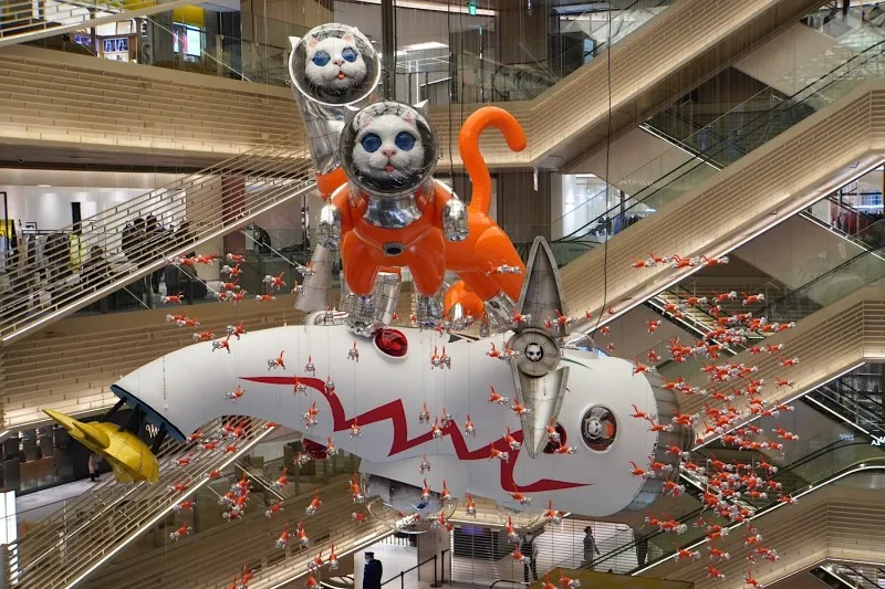 GINZA SIXの中央吹き抜け新作アートに無数の宇宙猫が空を舞う「BIG CAT ...