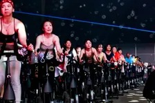 音楽を浴び大量の汗をかく暗闇バイクフェス「LUSTER 2024」が幕張メッセにて開催