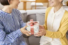 今年の母の日は高価なギフトを贈る人が増加！？ “ながらケア”が可能な美容・健康家電が注目ギフトに！