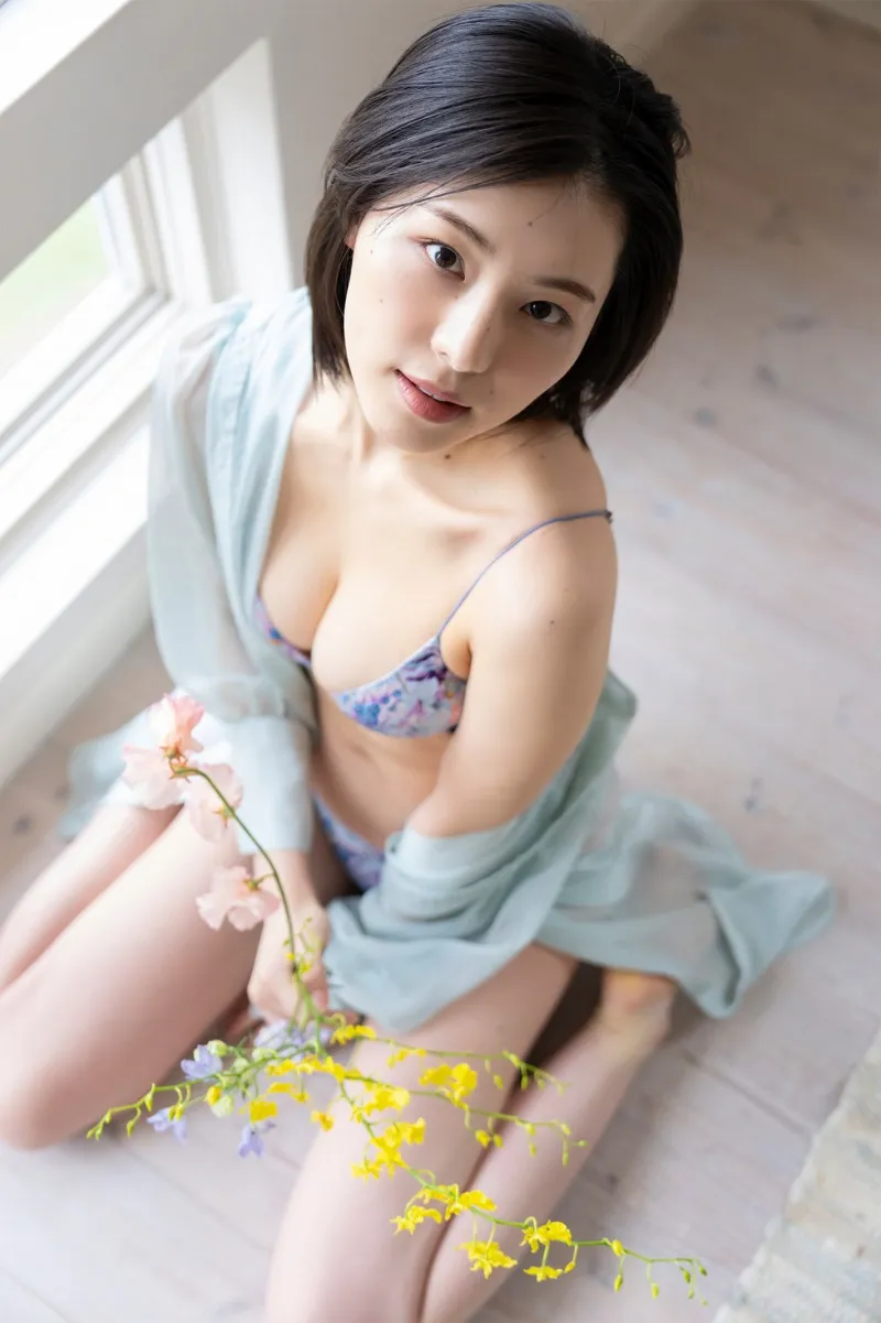 相楽伊織、デジタル写真集「咲き誇る花は美しい」誌面カットを大公開！