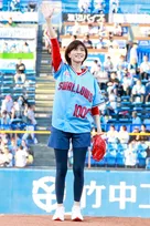 内田有紀が約30年ぶりの始球式で華麗な投球フォームを見せる！「投球美人」に近づいた？