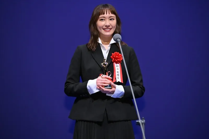 祝！新垣結衣、自身初の助演女優賞を受賞「これからも自分なりに」ニッコリ