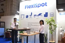 名だたる家具メーカーが集結したオルガテック東京2024。注目は人間工学に基づいた電動昇降デスクの「フレキシスポット」！