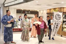 “八重洲ing”を楽しんで！「八重洲ごっつぁんチャレンジ！LINEスタンプラリー」開催初日に、元力士一行が練り歩き