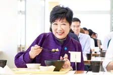 小池都知事、麻婆なす丼を注文。認知症の方々が働く「注文をまちがえる料理店」が都庁の食堂で開催