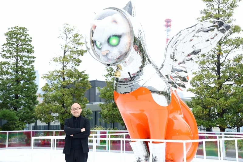 巨大な宇宙猫がGINZA SIXのスケートリンクに登場！伊藤桂司＆ヤノベケンジのアート作品を楽しめるクリスマスイベント