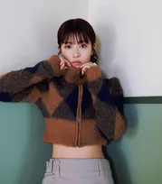 「bis」最新号の表紙に浜辺美波が登場！誌面のファッション企画では7つのスタイルを着こなす