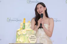 新木優子、サプライズケーキが贈られ笑顔！「『ペリエ ジュエ』とともに素敵な1年にしたい」