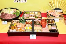 すき焼きやもつ鍋がセットになった「欲望おせち」「背徳おせち」が人気！飽きずに味わえる「ファミマのおせち 2025」の魅力