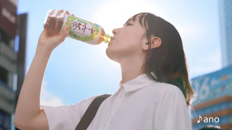 新垣結衣、キュート＆豪快な飲みっぷり！CM楽曲はanoが懐かしの名曲を替え歌カバー