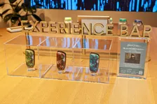 つい持っていたくなる加熱式たばこ用デバイス。世界的コラージュアーティスト河村康輔と「プルーム」がコラボ