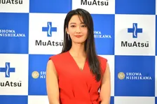 菜々緒の新CMが放送開始、スタイリッシュに真っ赤なドレスを着こなす