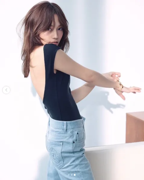 川口春奈が雑誌「BAILA」の表紙を飾る！大胆な背中見せショットにファンから反響！