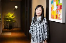 「52歳で占い師デビュー」──不遇な人生を変えた、佳咲伽奈氏の逆転ストーリー