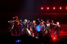 ASAHIが約束「もっといい姿で戻る」─TREASUREが15万人熱狂のファンコン完走、最終公演をリポート