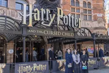 舞台「ハリー・ポッター」榊原郁恵、高橋ひとみ、松井玲奈が聖地ロンドン旅！撮影地巡礼や現地公演を堪能でバトンつなぐ