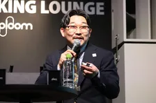 原宿の「世界一音響の良い喫煙所」にてオズワルド・伊藤氏登場！タバコ談義と爆笑トークで会場沸く