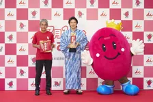 あずきバーのイメージキャラクター・尾上松也が登場！「あずきバー祭り2025」にてあずきバーをファンへ手渡し