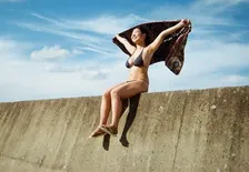 福井梨莉華が週プレに登場！「海の家でバイトをしている女の子」がテーマのグラビアが掲載