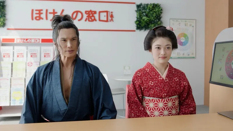井上咲楽、市原隼人の侍姿に「貫禄ありすぎてドキッ！」　新CMで銅像になっちゃった!?