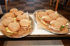 おいしくて海にやさしい！未利用魚を使用したサステナブルな「勝浦ブルーバーガー」登場