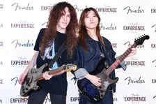 ゴジラがフェンダーのギターに降臨！ヒコロヒーも絶賛「かっこいいし、かわいい！」