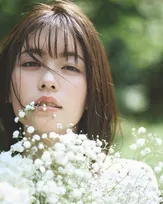 小芝風花のデビュー15周年アニバーサリーカレンダーが発売。“咲き誇る瞬間の花”が持つイメージを表現