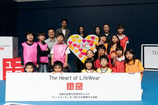 世界の難民らに暖かいヒートテックを!国枝慎吾、奈良くるみが子どもたちと交流&海外の現状を学習