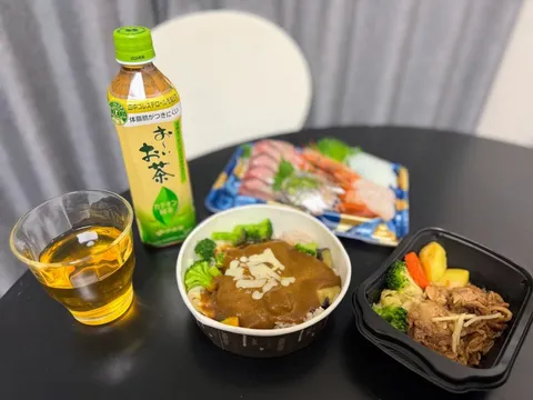 体脂肪＆コレステロール低減効果を発揮！食事と飲みたいトクホの「お〜いお茶 カテキン緑茶」×おすすめランチメニューを管理栄養士が提案！