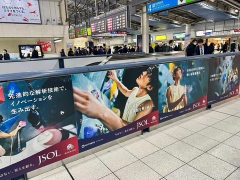 なぜこの広告は目を奪うのか。JSOL×安楽宙斗、哲学的駅広告の正体